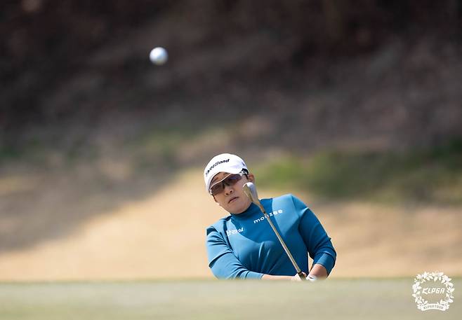 신지애가 4일 동래 베네스트GC에서 열린 KLPGA투어 두산건설 위브 챔피언십 2라운드에서 칩샷하고 있다. 사진 | KLPGA