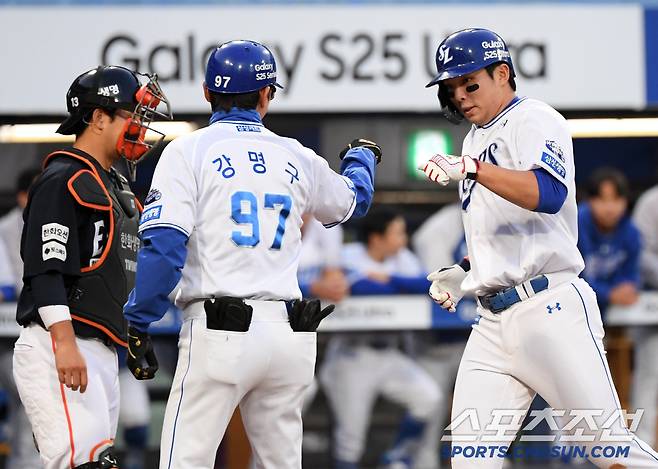 4일 대구 삼성라이온즈파크에서 열린 삼성 라이온즈와 한화 이글스의 경기. 1회말 2사 삼성 김영웅이 솔로포를 날린 뒤 환호하고 있다. 대구=박재만 기자 pjm@sportschosun.com/2025.04.04/