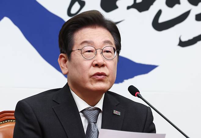 이재명 더불어민주당 대표가 4일 서울 여의도 국회에서 헌법재판소의 윤석열 대통령 파면 결정에 대한 입장을 밝히고 있다. /뉴스1