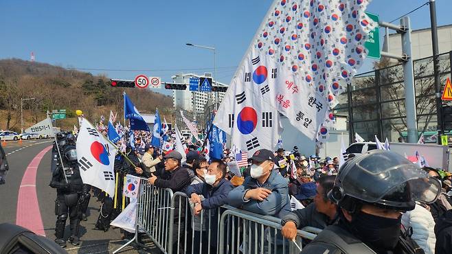 한남동 관저 근처에서 집회를 하고 있는 윤 전 대통령 지지자들. 최재호 기자 cjh1225@donga.com