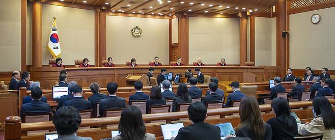 문형배 헌법재판소장 권한대행을 비롯한 헌법재판관들이 4일 서울 종로구 헌법재판소 대심판정에서 열린 윤석열 대통령 탄핵심판 선고를 위해 자리에 앉아 있다. 왼쪽부터 정계선, 김복형, 정정미, 이미선, 문형배, 김형두, 정형식, 조한창 헌재 재판관. 연합뉴스