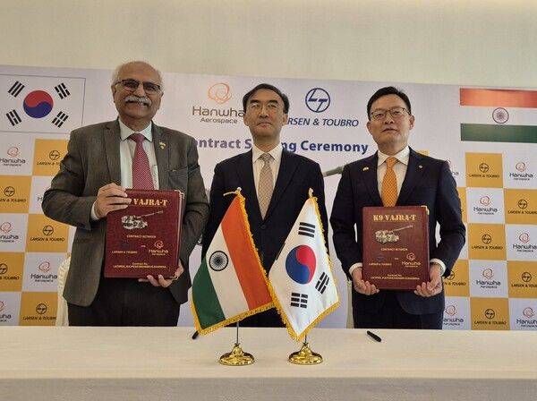 손재일 한화 에어로스페이스 대표이사(왼쪽 세번째), 이성호 주인도 한국 대사(왼쪽 두번째), 아룬 람찬다니 L&T 수석 부사장이 지난 3일(현지시간) 뉴델리 한국대사관에서 열린 K9 자주포 수출 계약식에서 기념촬영을 하고 있다.