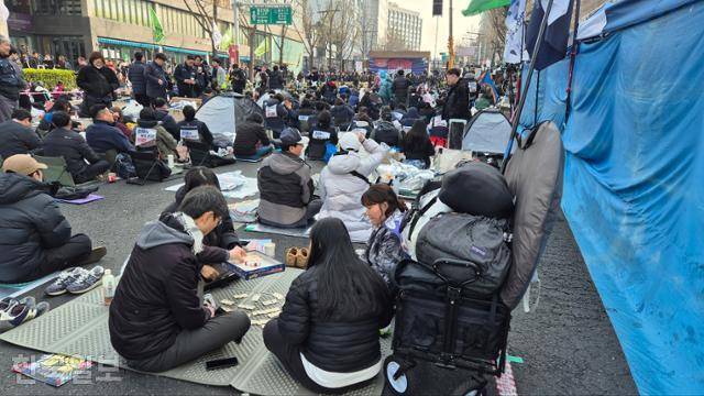 윤석열 대통령에 대한 헌법재판소의 탄핵선고가 있는 4일, 탄핵에 찬성하는 시민들이 서울 종로구 안국역 인근에서 선고를 기다리고 있다. 김나연 기자