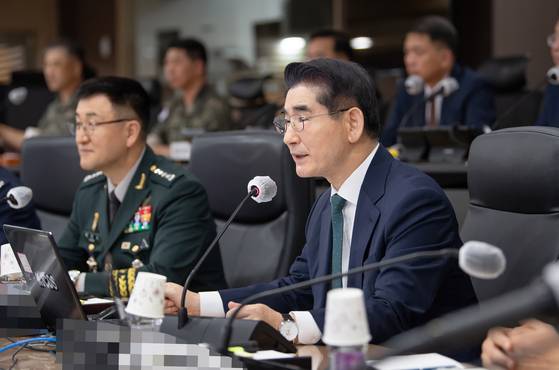 김용현 전 국방부 장관이 취임 후 첫 공식 일정으로 서울 용산구 합동참모본부 전투통제실에서 '전군 주요지휘자 화상회의'를 주관하고 있다. 뉴시스