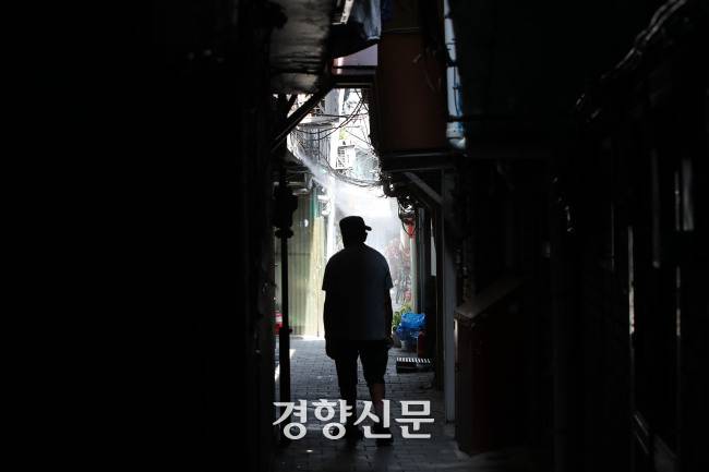 서울 종로구 한 쪽방촌에 수증기로 더위를 식혀주는 ‘쿨링포그’가 나오고 있다. 한수빈 기자