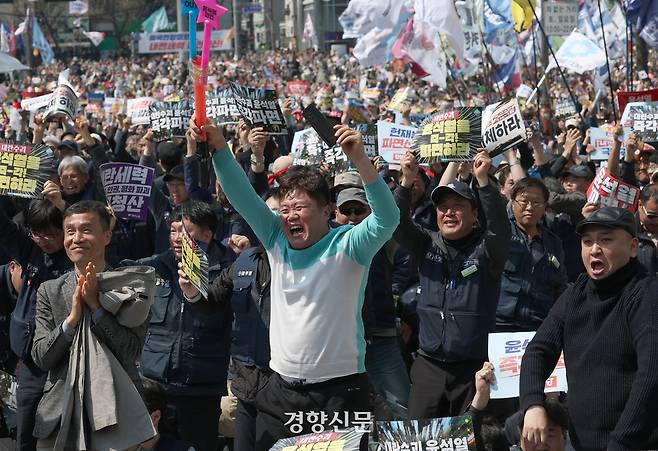 윤석열 대통령 탄핵 선고일인 4일 오전 헌법재판소 인근에서 시민들이 탄핵을 촉구하고 있다. 정효진 기자