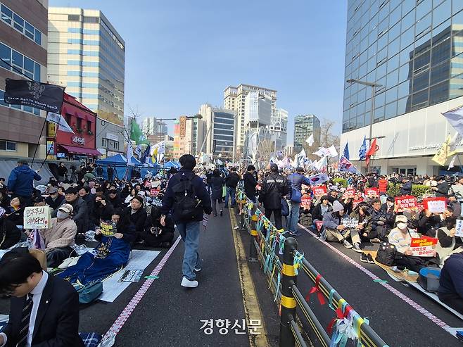 윤석열 전 대통령에 대한 파면 선고 전 서울 종로구 광화문 인근에는 탄핵 촉구 집회가 3일밤부터 4일까지 이어졌다. 이예슬 기자
