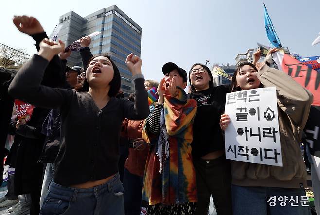 헌법재판소가 윤석열 대통령을 파면한 4일 서울 안국역 일대에서 시민들이 환호하고 있다. 서성일 선임기자