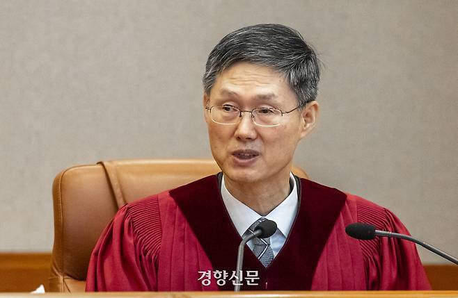 4일 문형배 헌법재판소장 권한대행이 윤석열 대통령 탄핵심판 결정 선고를 하고 있다. 사진공동취재단