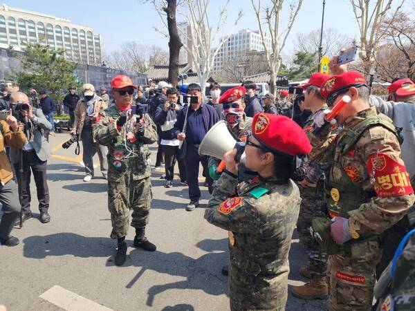 ▲ 4일 오전 헌재가 윤석열 파면을 선고하자 안국역 인근 탄핵반대 집회 참가자들이 경찰들을 향해 욕설을 쏟아내고 있다. 사진=장슬기 기자