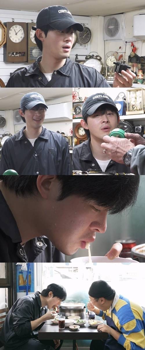 ‘나 혼자 산다’에서 배우 정재광이 ‘무한 직진’의 산책을 하던 중 동묘 빈티지 시계 앞에서 걸음을 멈춘다. 사진=MBC