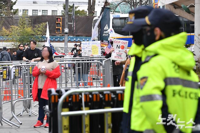 윤석열 대통령 탄핵심판 선고일이 이틀 앞으로 다가온 가운데 2일 서울 종로구 헌법재판소 인근을 경찰들이 통제하고 있다. 헌재 반경 100m 이내를 '진공상태'로 만드는 작업을 사실상 조기 완료한 경찰은 선고 당일 '갑호비상' 을 발령하고 가용인력을 100% 동원할 방침이다. 류영주 기자