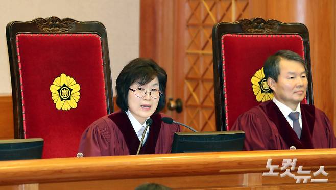 지난 2017년 '박근혜 탄핵심판 사건 변론'에서 이정미 헌재소장 권한대행이 모두발언하고 있다. 황진환 기자