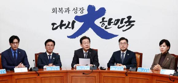 이재명 더불어민주당 대표가 4일 서울 여의도 국회에서 헌법재판소의 윤석열 대통령 파면 결정에 대한 입장을 밝히고 있다. 뉴스1