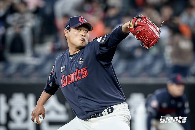 롯데 나균안이 3일 대전 한화전에 선발등판해 역투하고 있다. 사진제공|롯데 자이언츠