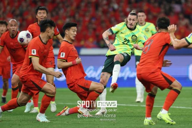 ▲ 월드컵이 숙원인 중국과 같은 곳은 반기는 목소리다. 중국의 '텅셴 스포츠'는 "중국의 월드컵 본선 진출 희망이 생겼다"고 보도했다. '소후닷컴'도 "축구 축구에 희소식"이라고 했다. 월드컵 참가국 확대 소식을 들은 중국 축구팬들은 자조섞인 평을 내놓고 있다. 현지 언론 보도에 따른 댓글을 보면 '월드컵 본선과 중국이 무슨 관계가 있나'라거나 '참가국이 10개국일 경우 중국의 아시아 실력은 11, 12위가 될 것'이라고 희망고문으로 바라봤다.