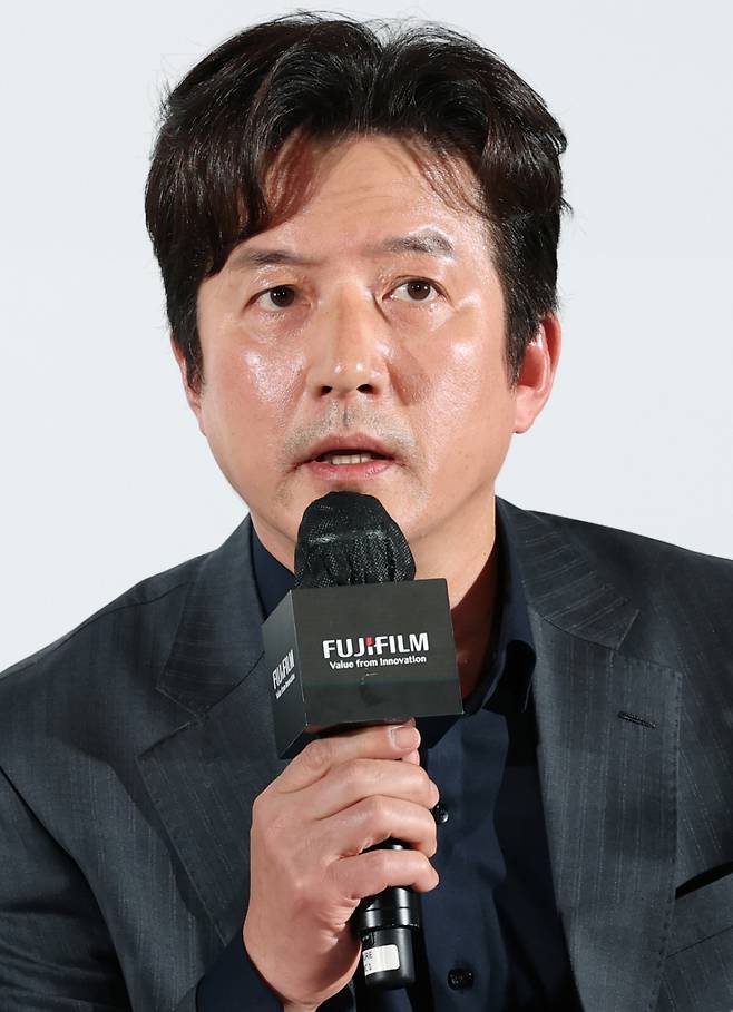 (서울=뉴스1) 권현진 기자 = 정준호 집행위원장이 1일 오후 서울 용산구 CGV용산아이파크몰에서 열린 제26회 전주국제영화제 상영작 발표 기자회견에서 취재진 질문에 답하고 있다. 제26회 전주국제영화제는 올해도 '우리는 늘 선을 넘지'라는 슬로건과 함께 오는 30일부터 5월 9일까지 열흘간 전주 영화의 거리를 비롯해 전주시 일대에서 개최된다. 2025.4.1/뉴스1 Copyright (C) 뉴스1. All rights reserved. 무단 전재 및 재배포, AI학습 이용 금지. /사진=(서울=뉴스1) 권현진 기자