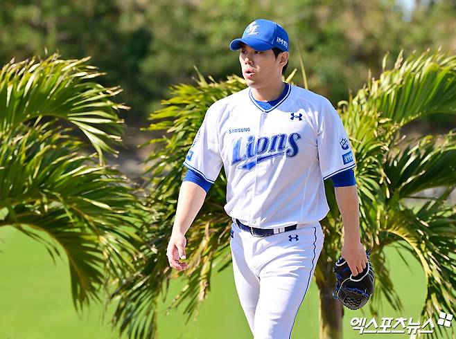 25일 오후 일본 오키나와 온나손 구장에서 열리는 SSG 랜더스와 삼성 라이온즈의 연습경기, 삼성 김재윤이 불펜장으로 이동하고 있다. 엑스포츠뉴스 DB