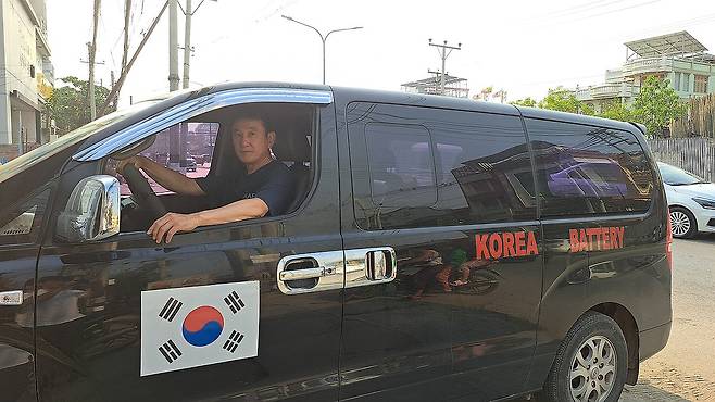 조성현 만달레이 한인회장 (만달레이=연합뉴스) 박의래 특파원 = 31일 미얀마 만달레이에서 조성현 만달레이 한인회장이 만달레이 피해 상황을 확인하기 위해 나서고 있다. 2025.3.31 laecorp@yna.co.kr