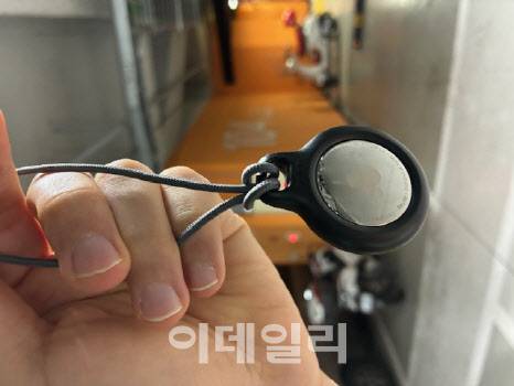 벨킨 케이스에 들어간 에어태그(사진=윤정훈 기자)