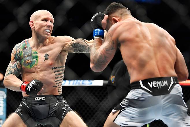 조쉬 에멧(왼쪽) 사진 | UFC