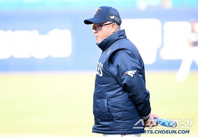 4일 대구 삼성라이온즈파크에서 열린 삼성 라이온즈와 한화 이글스의 경기. 한화 김경문 감독이 훈련을 지켜보고 있다. 대구=박재만 기자 pjm@sportschosun.com/2025.04.04/