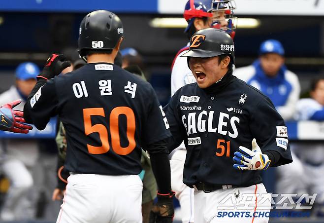 5일 대구 삼성라이온즈파크에서 열린 삼성 라이온즈와 한화 이글스의 경기. 9회초 2사 1,2루 한화 문현빈이 역전 스리런포를 날린 뒤 환호하고 있다. 대구=박재만 기자 pjm@sportschosun.com/2025.04.05/