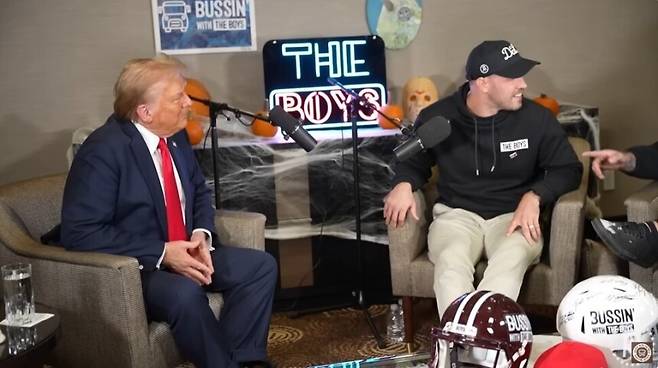 최근 60분 이상의 팟캐스트, 심층 다큐멘터리, 에세이 형식의 유튜브 등 딥폼 콘텐츠의 인기가 급상승하고 있다. 미국 엔에프엘(NFL) 출신 선수들이 진행하는 팟캐스트에 출연한 도널드 트럼프 미국 대통령. 유튜브 갈무리