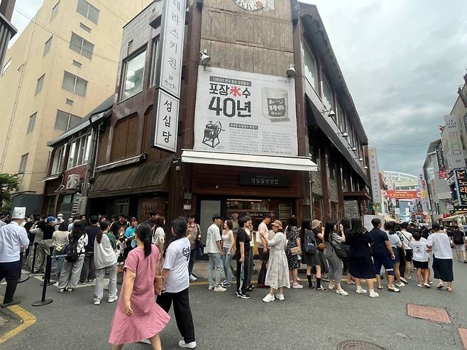 대전 성심당 본점 앞에 긴 대기줄을 서있는 사람들. 사진=한국경제신문
