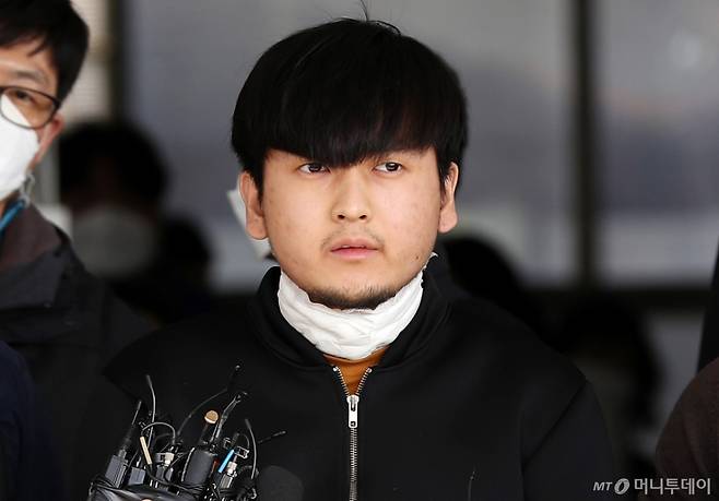 노원구 세 모녀 살인 피의자 김태현이 2021년 4월 9일 오전 서울 도봉경찰서에서 검찰로 송치되기 앞서 취재진 앞에서 마스크를 벗고 있다. /사진=김휘선 기자