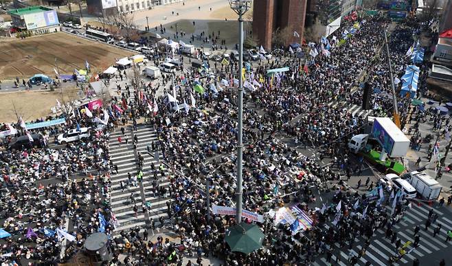 윤석열 대통령 탄핵심판 선고일인 4일 오전 서울 종로구 안국역 인근에서 열린 탄핵 촉구 집회 참가자들이 선고를 기다리고 있다. /사진=뉴스1