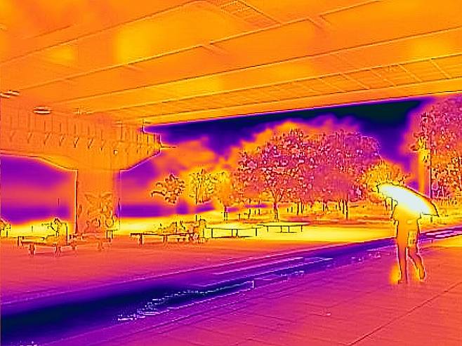 서울 여의도에서 열화상 카메라로 바라본 마포대교 남단 그늘이 교각보다 기온이 낮아 푸르게 보이고 있다. 열화상 카메라로 촬영된 사진은 기온이 높을수록 노란색, 기온이 낮을수록 푸른색을 나타낸다. 임세준 기자