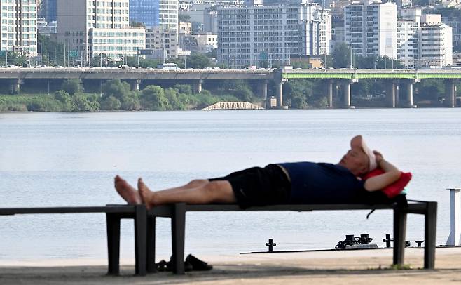 서울 서초구 반포한강공원 그늘에서 한 시민이 더위를 피해 휴식을 취하고 있는 모습. 임세준 기자