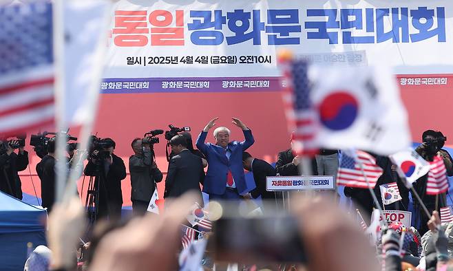 지난 4일 서울 용산구 한남동 대통령 관저 앞에서 자유통일당 전광훈 목사가 탄핵 기각을 촉구하며 지지자들에게 인사하고 있다. 뉴스1