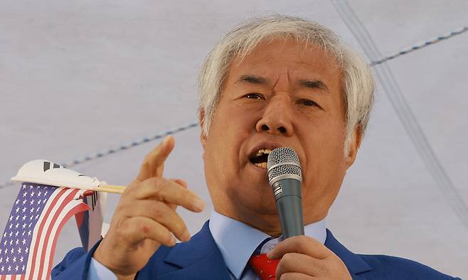 전광훈 사랑제일교회 목사가 5일 서울 세종대로에서 대한민국바로세우기국민운동본부가 연 광화문 국민대회에 참석해 발언하고 있다. 연합뉴스