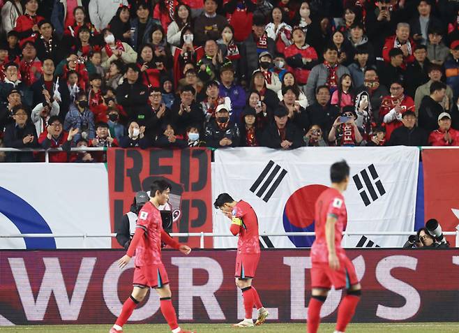 3월25일 수원월드컵경기장에서 열린 2026 북중미월드컵 아시아지역 3차 예선 B조 8차전 대한민국과 요르단의 경기에서 한국 선수들이 경기가 뜻대로 풀리지 않자 아쉬워하고 있다. ⓒ연합뉴스