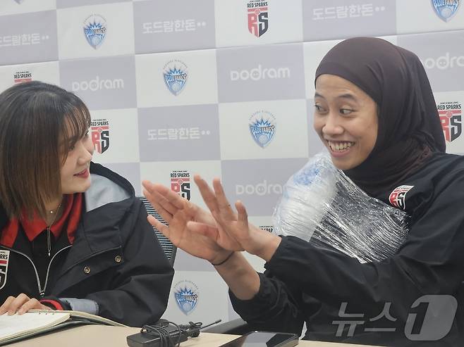 남자친구에 대해 설명하는 메가(오른쪽)ⓒ News1 안영준 기자