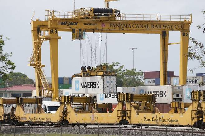 파나마 운하가 위치한 파나마시티 무역항에서 화물이 이송되는 모습. AP연합뉴스