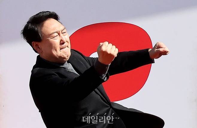 윤석열 전 대통령이 국민의힘 대선후보 시절이었던 2022년 3월 서울 중구 동대문디자인플라자 앞에서 열린 유세에서 환호하는 지지자를 향해 어퍼컷 세리머니를 하고 있다. ⓒ데일리안 홍금표 기자