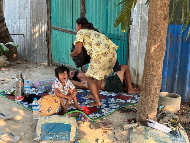 지난달 28일 발생한 미얀마 규모 7.7 강진의 '진앙'으로 꼽히는 사가잉에서 3일 주민들이 무너진 집 바로 앞에서 휴식을 취하고 있다. 사가잉=허경주 특파원
