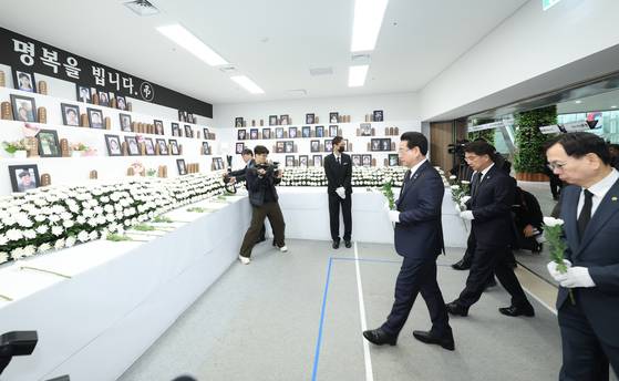 김영록 전남도지사가 5일 오전 전남 무안국제공항에서 열린 12·29 제주항공 여객기 참사 희생자 100일 추모제에서 헌화하고 있다. 뉴스1