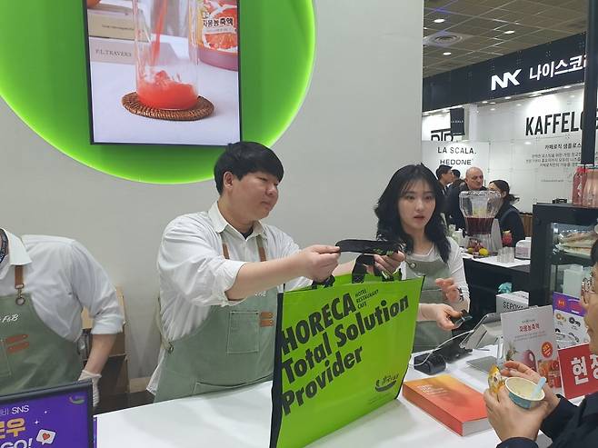 2025 서울커피엑스포에 부스를 차린 흥국에프엔비 관계자들이 마케팅 활동을 하고 있다. 윤현주 기자