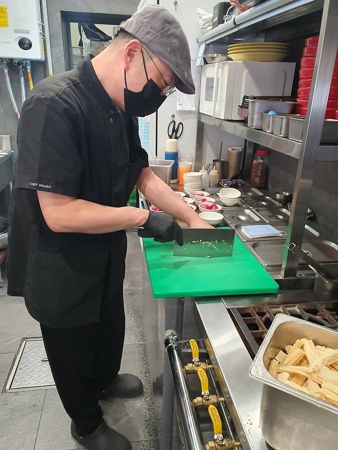 이중석 마라토끼 셰프가 음식을 만들고 있다. 윤현주 기자