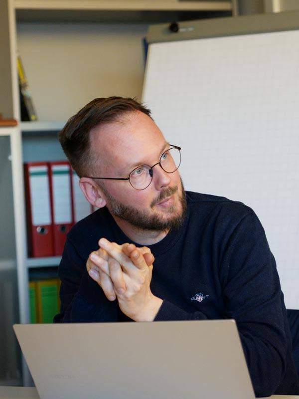 독일 베를린주의회 크리스티안 론네부르크(좌파당) 의원이 ‘베를린 티켓’ 도입 당시 제기된 비판을 소개하는 한편 독일티켓의 ‘사회티켓’ 확대 가능성을 설명하고 있다. 독일교통정책연구팀 제공