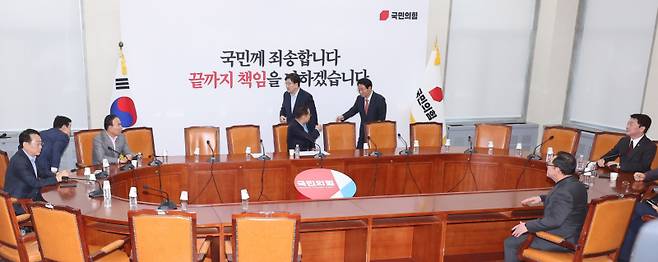 국민의힘 중진들이 6일 국회 본관에서 열린 4선 이상 간담회에 참석하고 있다. 연합뉴스