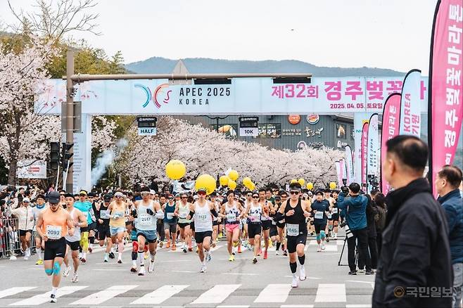 지난 5일 경주 보문관광단지에서 열린 제32회 경주벚꽃마라톤대회에서 참가자들이 출발하고 있다. 경주시 제공