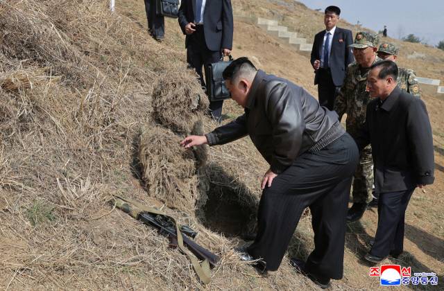 김정은 북한 국무위원장이 지난 4월 4일 특수작전부대 훈련기지를 방문하고 종합훈련을 지도했다고 조선중앙통신이 5일 보도했다. 사진은 김 위원장이 길리슈트(Ghillie Suit) 위장 복장을 한 특수부대원들에 대해 설명을 듣고 있다. 조선중앙통신·연합뉴스