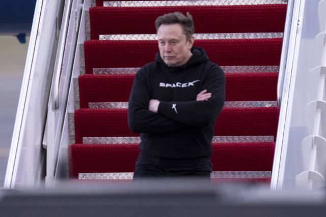 일론 머스크 테슬라 최고경영자(CEO)가 지난달 22일(현지 시간) 필라델피아 공항에서 이동하고 있다. AP연합뉴스