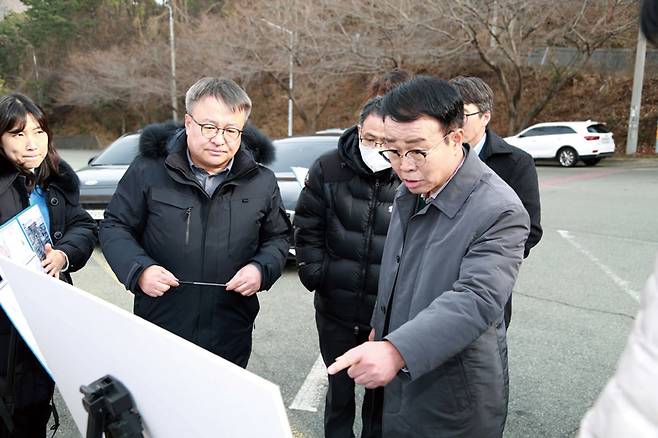 박성호 부산진해경제자유구역청장이 1월7일 신항 배후지(남측) 개발사업 현장을 둘러보고 있다. ⓒ부산진해경제자유구역청 제공