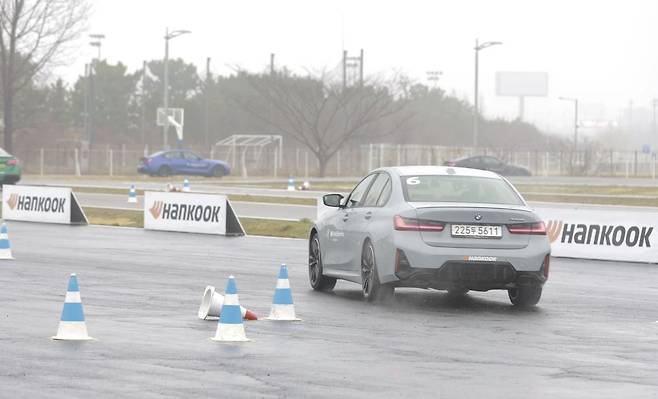 한국타이어 벤투스 에보가 장착된 BMW 드라이빙 센터 시승 차량의 타이어 성능 체험 장면